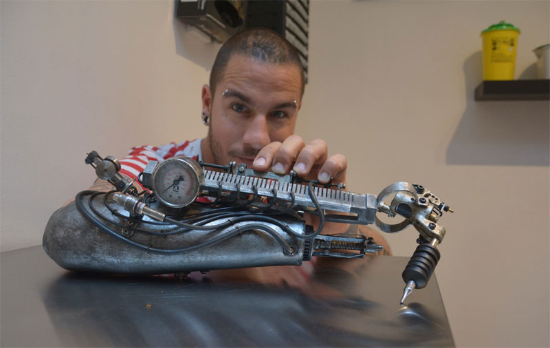 Tattoo Artist Turns Prosthetic Arm Into Badass Tattoo Machine (3)