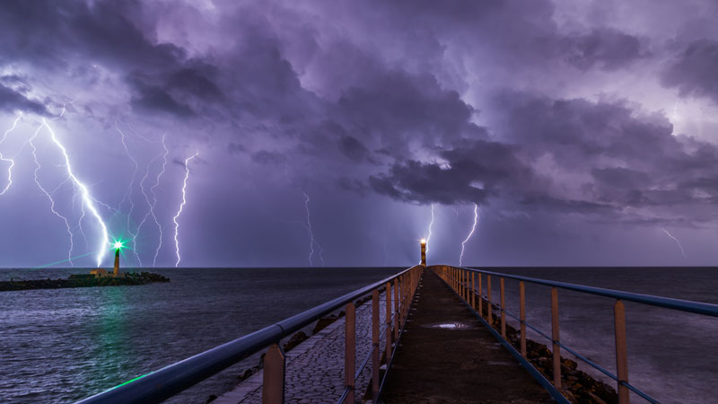 Port_and_lighthouse_overnight_storm_with_lightning_in_Port-la-Nouvelle