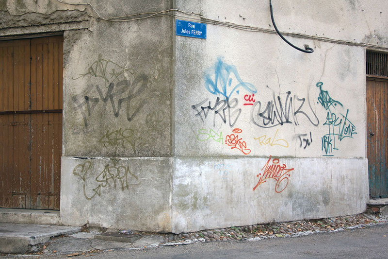 Street Artist Mathieu Tremblin Makes Graffiti Legible By Rewriting Them in Plain Text (13)