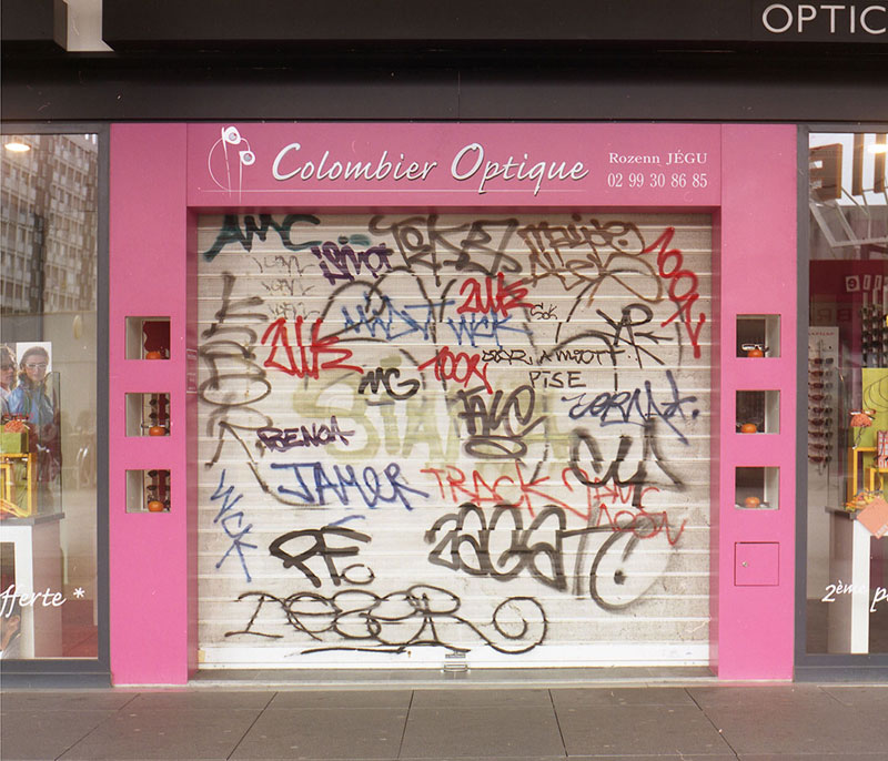 Street Artist Mathieu Tremblin Makes Graffiti Legible By Rewriting Them in Plain Text (2)