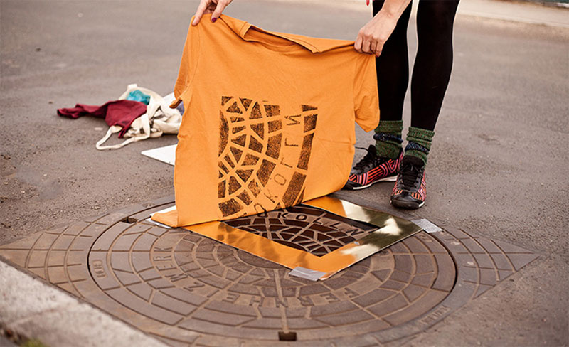 Raubdruckerin Guerilla Printing Manhole Covers Onto Shirts and Bags (13)