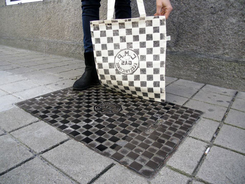 Raubdruckerin-Guerilla-Printing-Manhole-Covers-Onto-Shirts-and-Bags-(14)