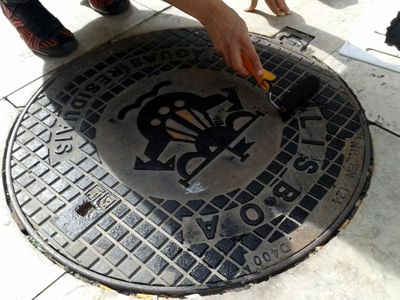 Raubdruckerin Guerilla Printing Manhole Covers Onto Shirts and Bags (4)