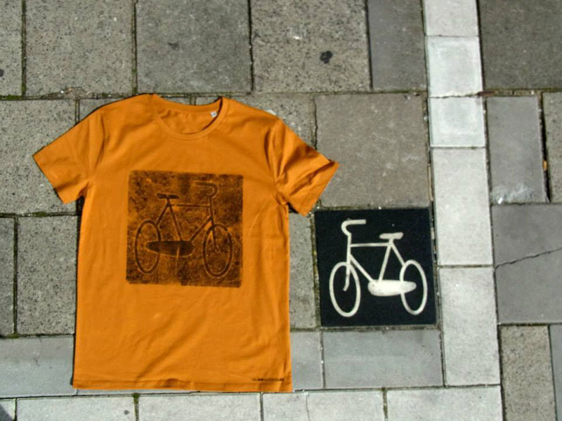 Raubdruckerin Guerilla Printing Manhole Covers Onto Shirts and Bags (8)