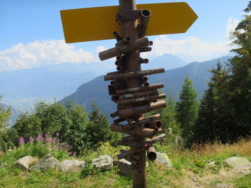 clever swiss direction sign is also a viewfinder for nearby mountains 1 Clever Swiss Direction Sign Doubles as Viewfinder for Nearby Mountains