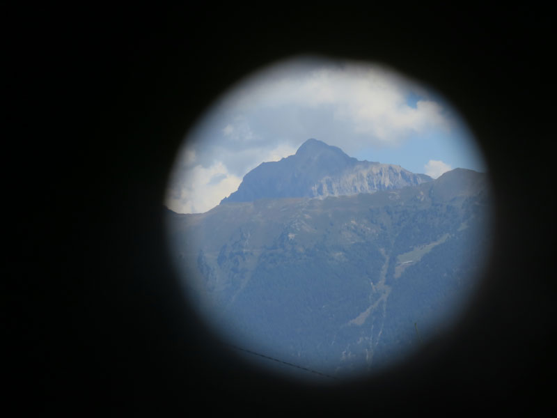 clever swiss direction sign is also a viewfinder for nearby mountains 2 Clever Swiss Direction Sign Doubles as Viewfinder for Nearby Mountains