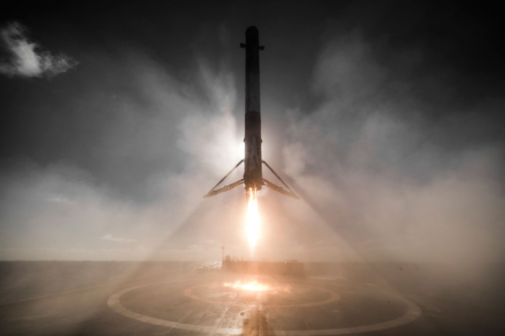 14 Amazing HQ Photos from SpaceX's Successful Launch and Landing