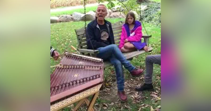 Tears for Fears Does Live Duet With Guy Whose Dulcimer Version of their Song Went Viral
