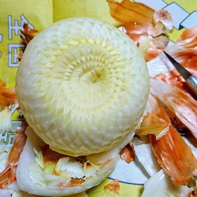 crazy patterns carved into fruits and vegetables by gaku 6 Guy Carves Crazy Patterns Into Fruits and Vegetables