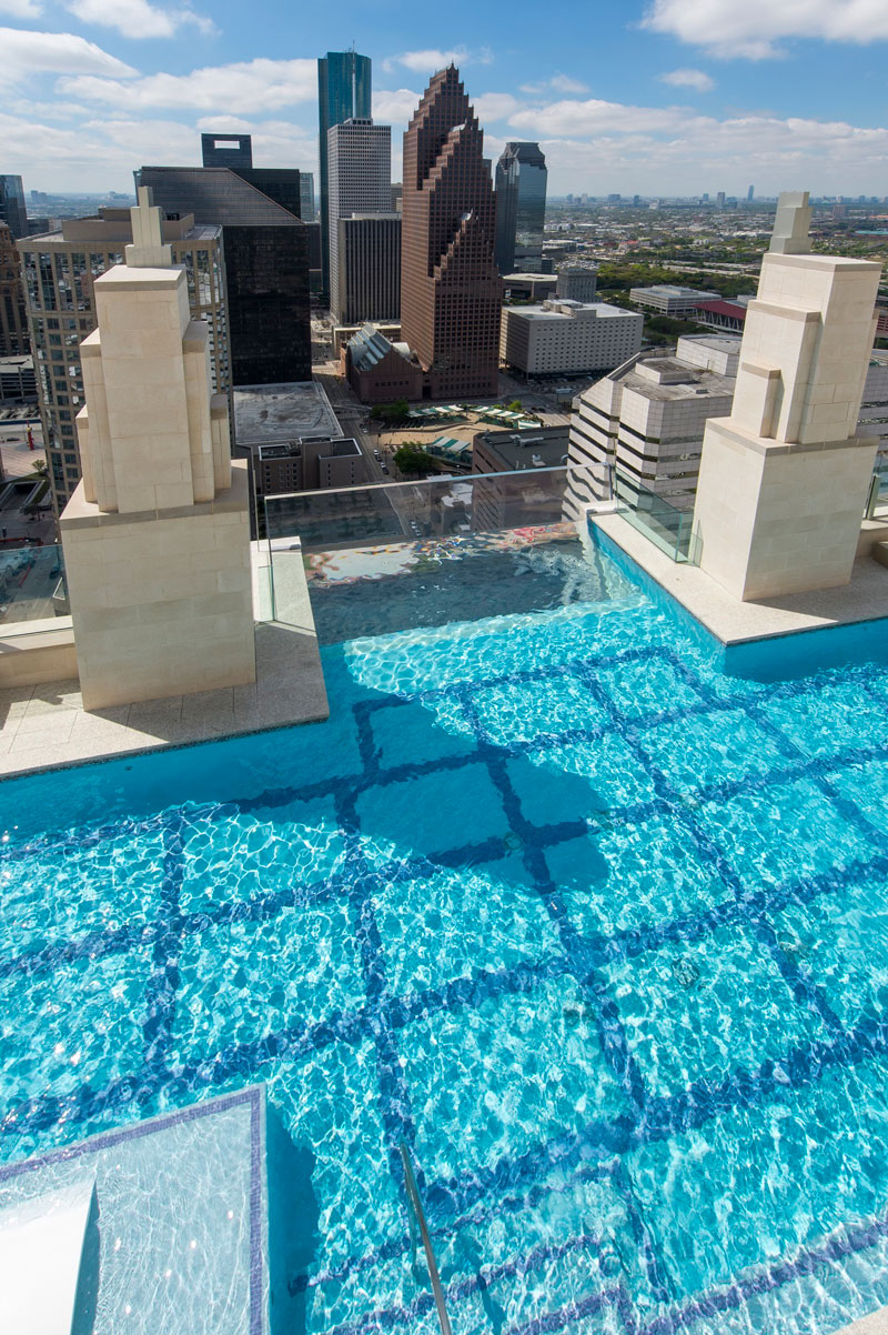 sky pool market square tower houston 3 This Glass Bottomed Pool Lets You Admire the Ground 500 ft Below