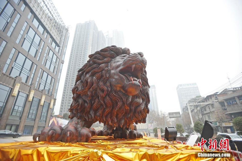 lion carved from single tree trunk by dengding rui yao 10 Incredible Wooden Lion Carved from a Single Tree (11 photos)