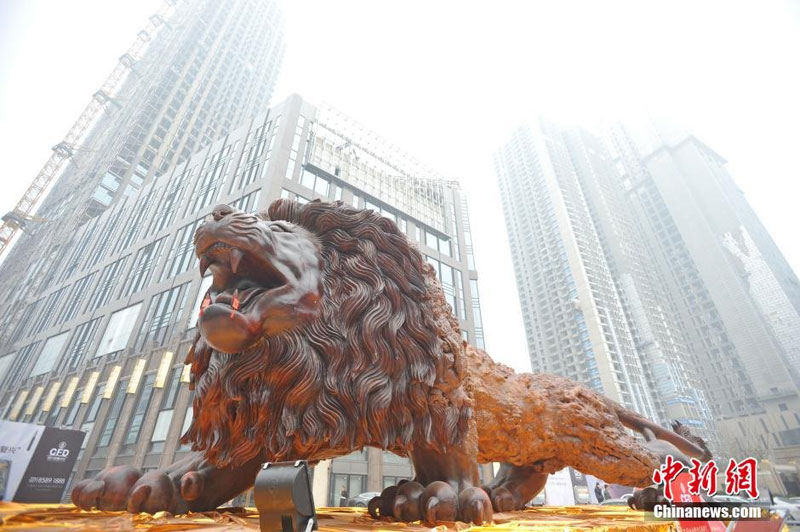 lion carved from single tree trunk by dengding rui yao 9 Incredible Wooden Lion Carved from a Single Tree (11 photos)