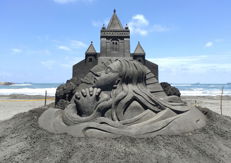 sand sculptures by toshihiko hosaka 1 Toshihiko Hosaka Creates Incredible Things Out of Sand