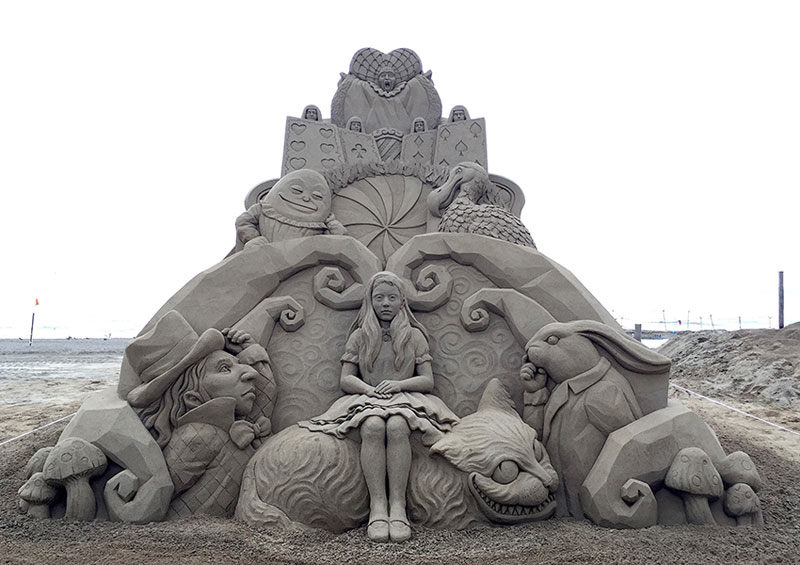 sand sculptures by toshihiko hosaka 11 Toshihiko Hosaka Creates Incredible Things Out of Sand