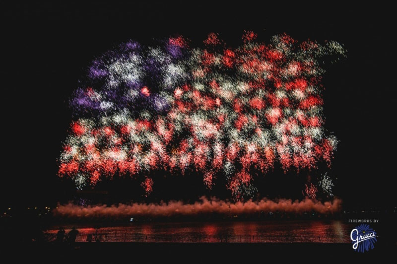 us american flag firework by grucci world record 2014 5 This World Record Fireworks Display Creates the American Flag