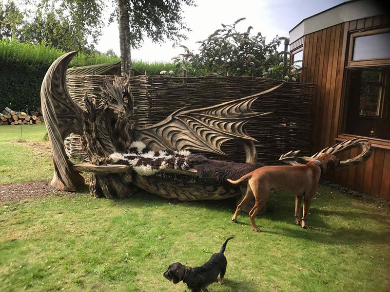 wood dragon bench by igor loskutow 1 Igor Loskutow Used a Chainsaw to Carve this Incredible Dragon Bench