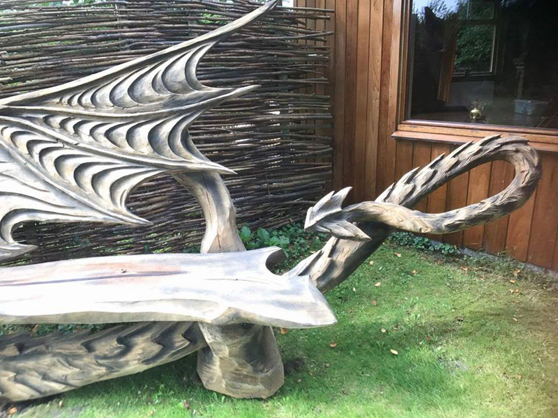 wood dragon bench by igor loskutow 5 Igor Loskutow Used a Chainsaw to Carve this Incredible Dragon Bench