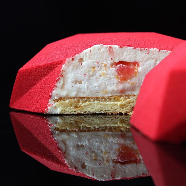 dinara kasko is pushing the boundaries of cake design 3 Dinara Kasko is Pushing the Boundaries of Cake Design (15 Photos)