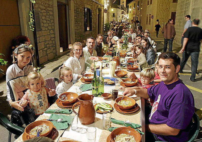 every year this entire town shuts down to have dinner together in the streets 3 Every Year this Entire Town Shuts Down to Have Dinner Together in the Streets