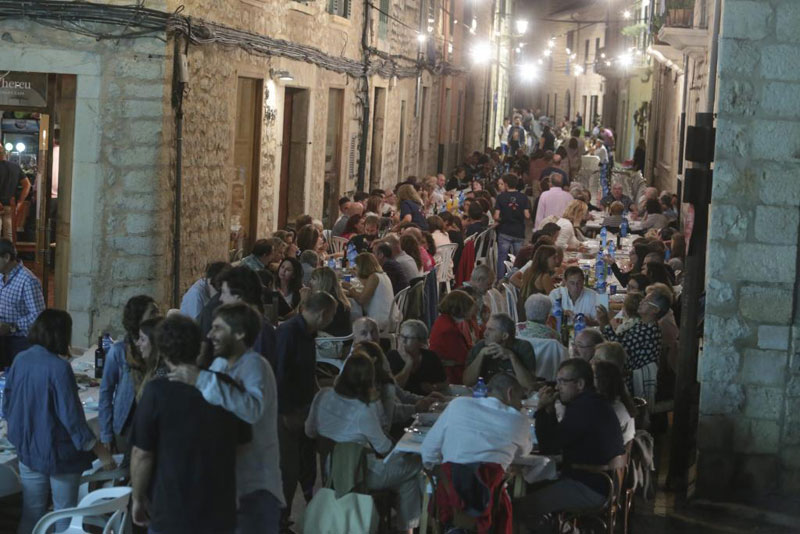 Every Year this Entire Town Shuts Down to Have Dinner Together in the Streets