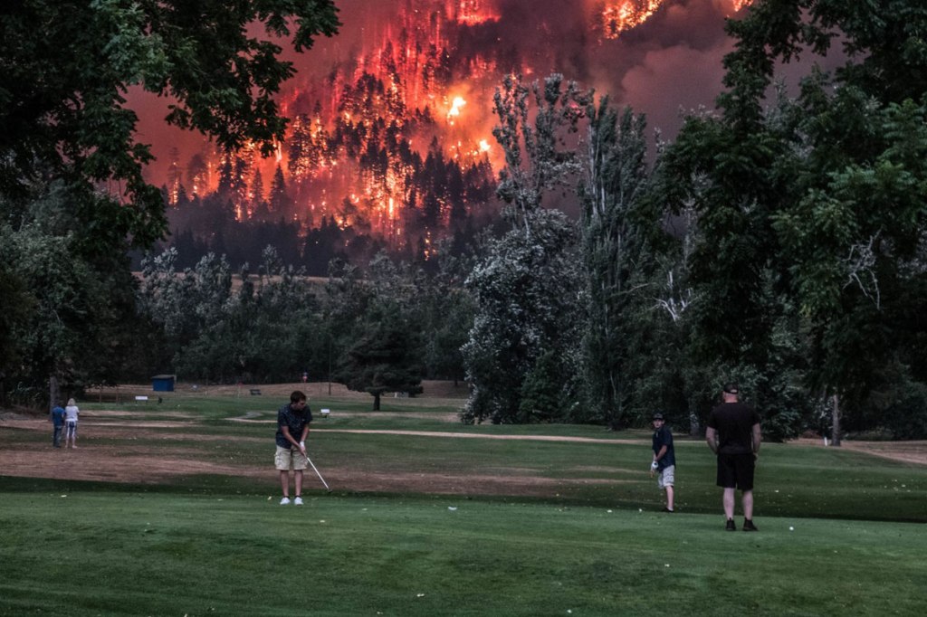 Photo of Golfers Playing in Front of Oregon Wildfires Goes Viral