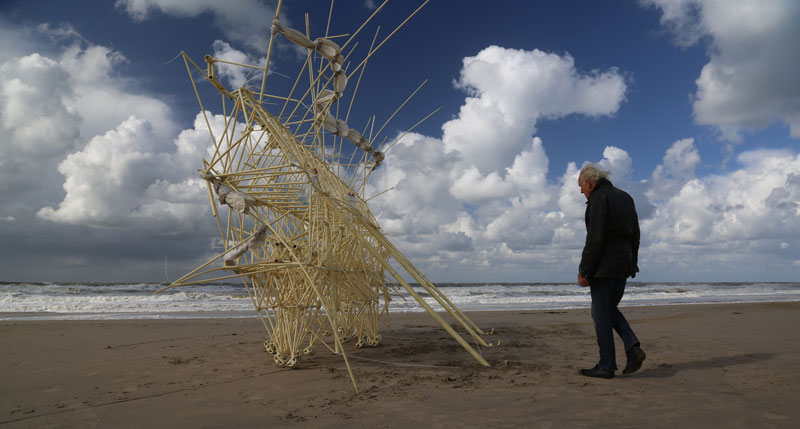 Strandbeests: The Kinetic Beach Walkers Powered by the Wind » TwistedSifter