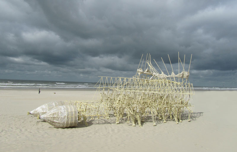 kinetic beach walkers powered by the wind by theo jansen 8 Strandbeests: The Kinetic Beach Walkers Powered by the Wind