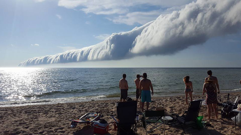 morning glory roll cloud over lake michigan 1 If You Get the Chance to See a Morning Glory Cloud, Do It