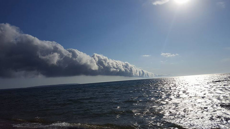 morning glory roll cloud over lake michigan 6 If You Get the Chance to See a Morning Glory Cloud, Do It
