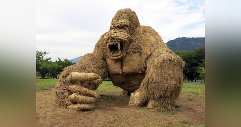 Every Year Japanese Art Students Get Together and Make Giant Animals Out of Straw