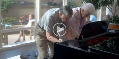 90-Year-Old Couple Play Impromptu Piano Duet in Mayo Clinic Lobby