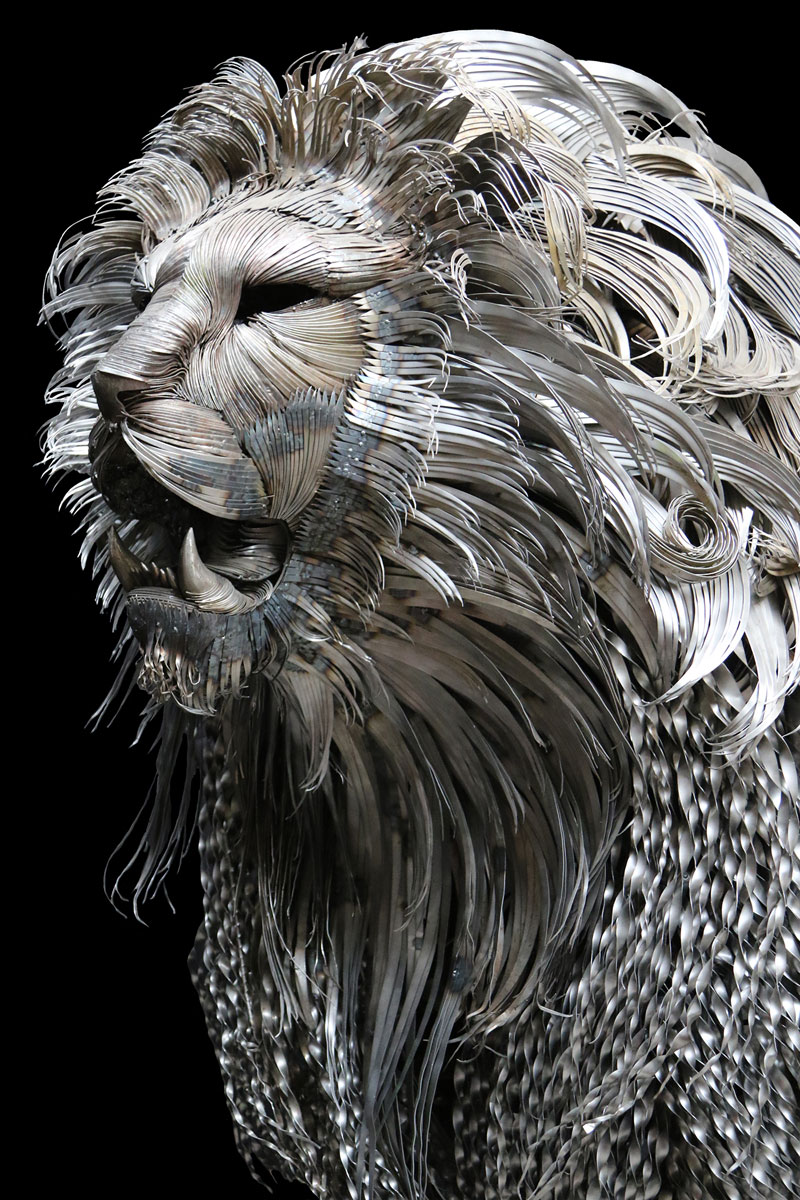 lion sculpture made from hammered steel by selcuk yilmaz 2 Unbelievable Lion Sculpture Made from Hammered Steel