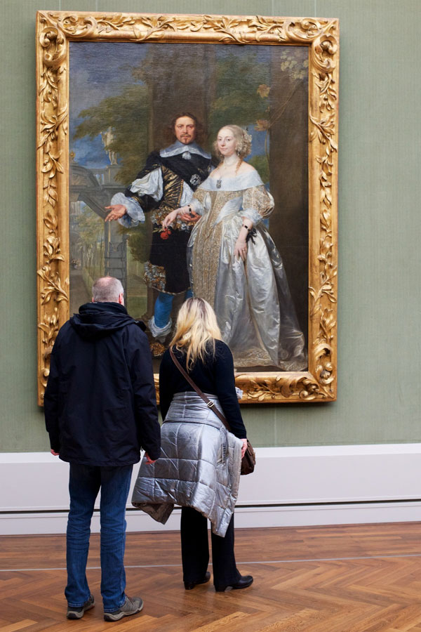 people matching painting they are looking at stefan draschan 23 25 Times People Matched the Painting They Were Looking At