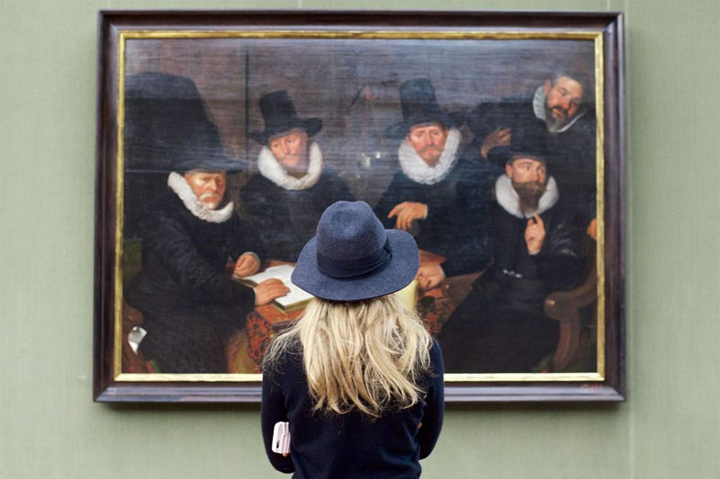 people matching painting they are looking at stefan draschan 25 25 Times People Matched the Painting They Were Looking At