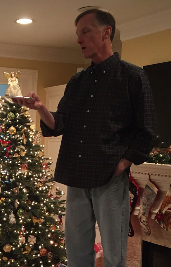 mom dad snow angel boomerang twitter viral 4 Guy Shares Hilarious Lesson on Love from His Parents and It Goes Viral