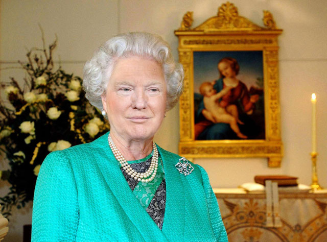 photoshopping trumps face onto the queens 40 This Woman Cant Stop Photoshopping Trumps Face Onto the Queens (Top 50)