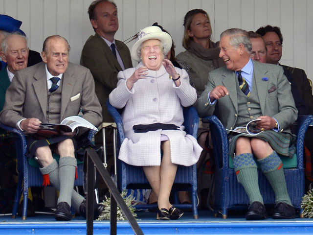 photoshopping trumps face onto the queens 5 This Woman Cant Stop Photoshopping Trumps Face Onto the Queens (Top 50)