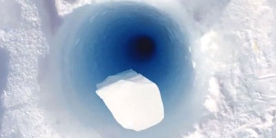 Dropping Ice Down a 90m Borehole in Antarctica Makes a Very Unexpected Sound