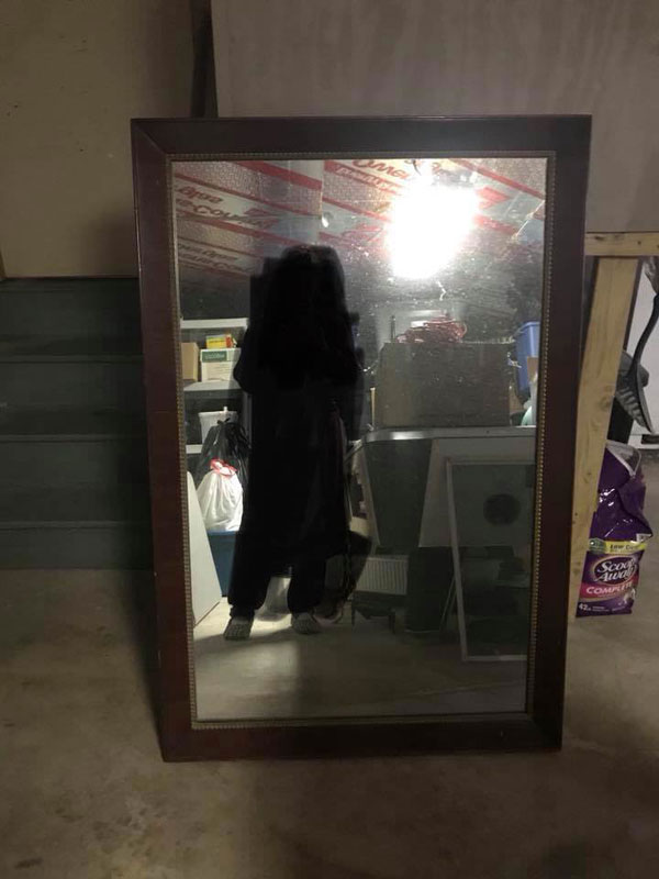 People trying to sell mirrors is the funniest thing ever 