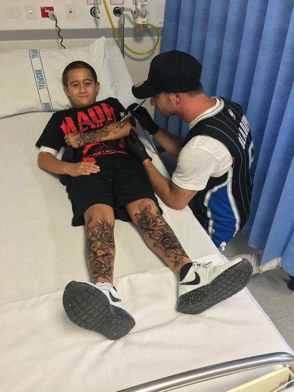tattoo artist benjamin lloyd gives kids at hospital temporary tats 1 Artist Gives Kids Temporary Tats to Try to Make Hospital Life More Fun
