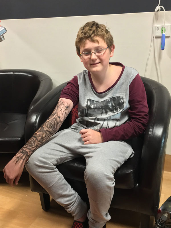tattoo artist benjamin lloyd gives kids at hospital temporary tats 3 Artist Gives Kids Temporary Tats to Try to Make Hospital Life More Fun