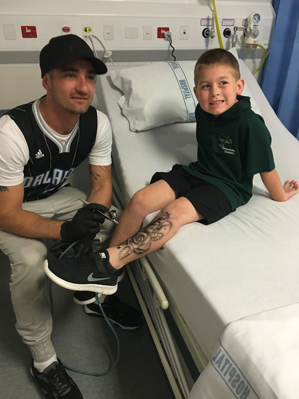tattoo artist benjamin lloyd gives kids at hospital temporary tats 5 Artist Gives Kids Temporary Tats to Try to Make Hospital Life More Fun