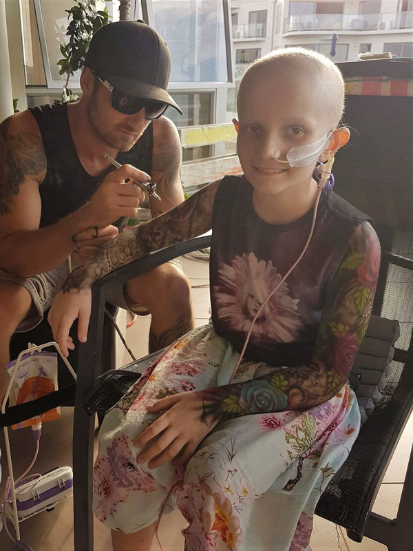 tattoo artist benjamin lloyd gives kids at hospital temporary tats 7 Artist Gives Kids Temporary Tats to Try to Make Hospital Life More Fun