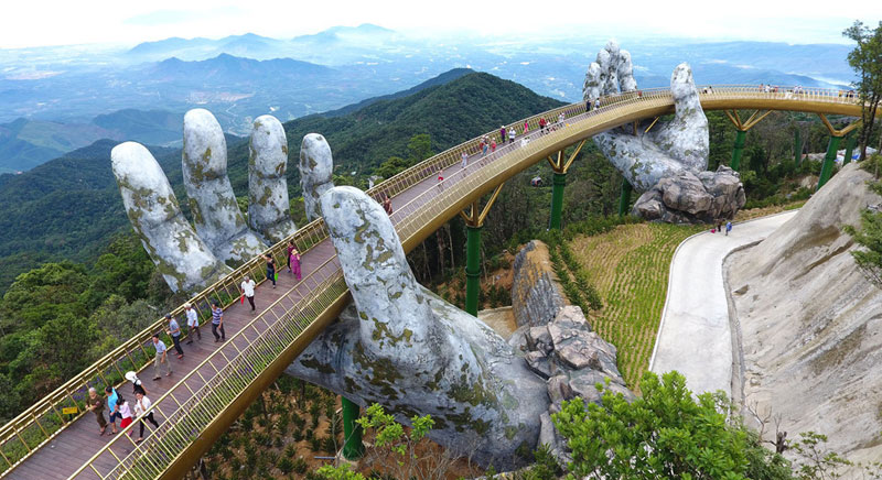 giant hands holding up golden bridge on ba na hills da nang vietnam 4 Giant Hands Raise Bridge in Vietnam to the Sky
