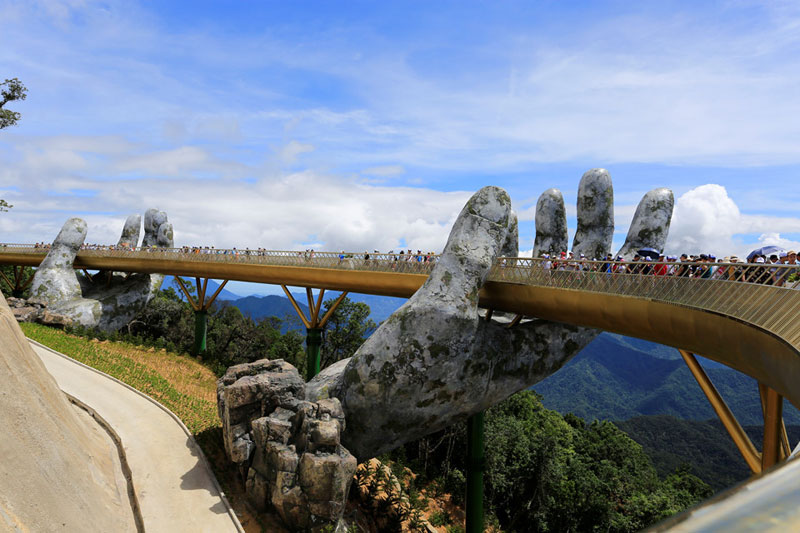 giant hands holding up golden bridge on ba na hills da nang vietnam 7 Giant Hands Raise Bridge in Vietnam to the Sky