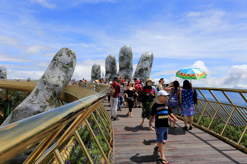 giant hands holding up golden bridge on ba na hills da nang vietnam 8 Giant Hands Raise Bridge in Vietnam to the Sky