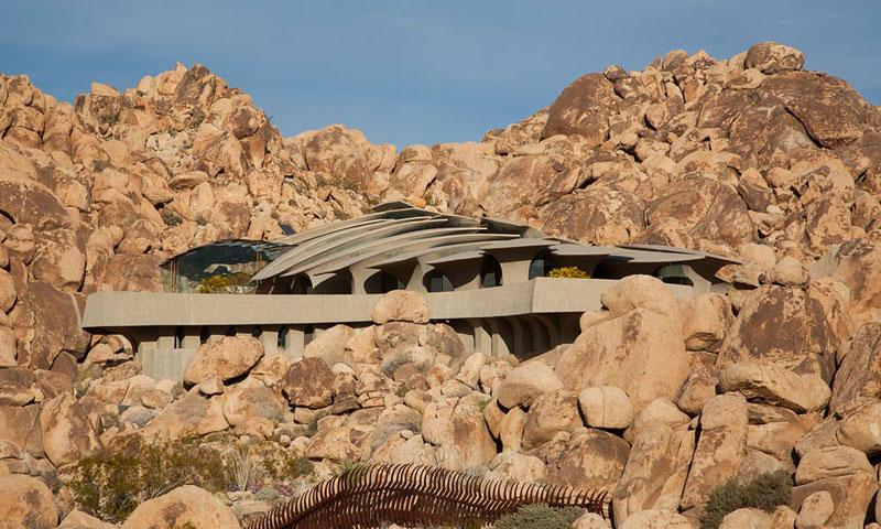 desert house by ken kellogg john vugrin 4 This Organic Desert House in Joshua Tree, CA is at One With Its Environment
