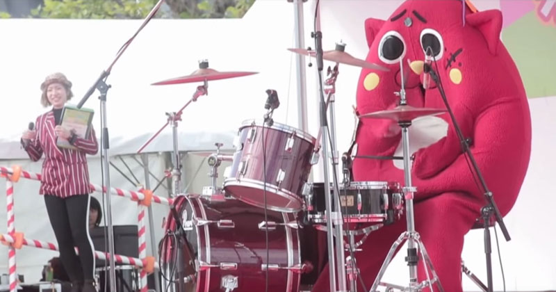 Guy in Giant Apple Cat Costume Absolutely Slays Drum Routine