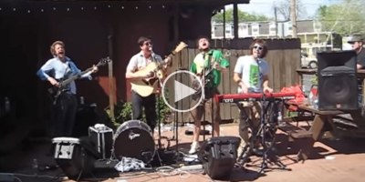 Mumford and Sons Perform 'The Cave' Outside a Pizzeria Before Becoming Famous