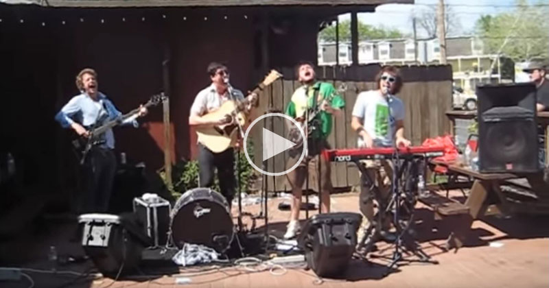 Mumford and Sons Perform ‘The Cave’ Outside a Pizzeria Before Becoming Famous